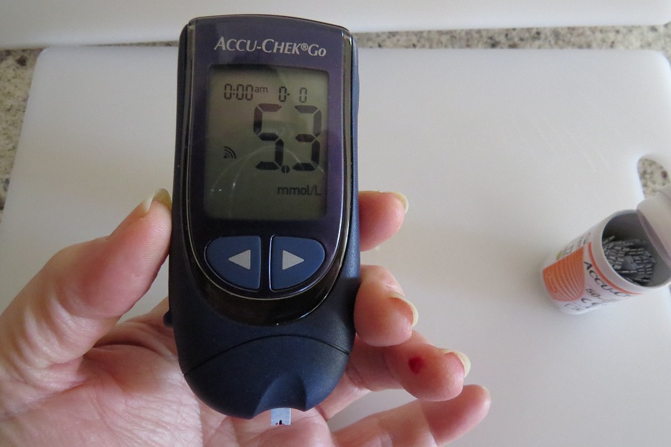  maga é rica em pectina, uma fibra  do tipo solúvel que possui a capacidade de diminuir as taxas de glicose no sangue, portanto  ajuda no combate ao diabetes.